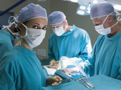 Chirurgų atliekama varpos didinimo operacija